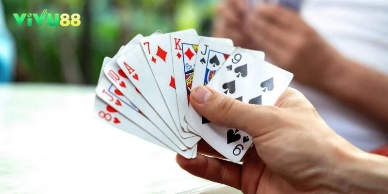 Tiến lên sử dụng bộ bài 52 lá với mỗi lá bài sẽ bao gồm 2 phần số và chất